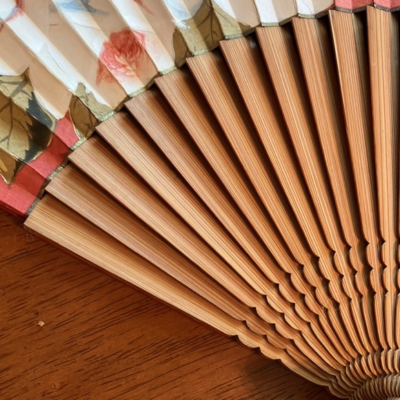 Truly exquisite wood and paper vintage fan, handmade in Spain! - Picture 9 of 16